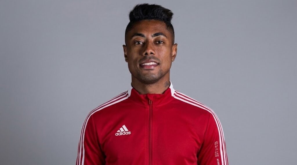 Adidas oferece 5% de desconto em jaqueta que pode agradar à Nação; compre bruno henrique adidas jaqueta