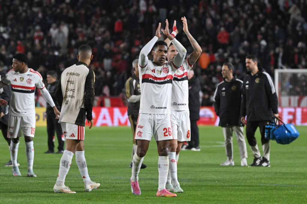 Alex Sandro cumprimenta torcida do Flamengo na Argentina