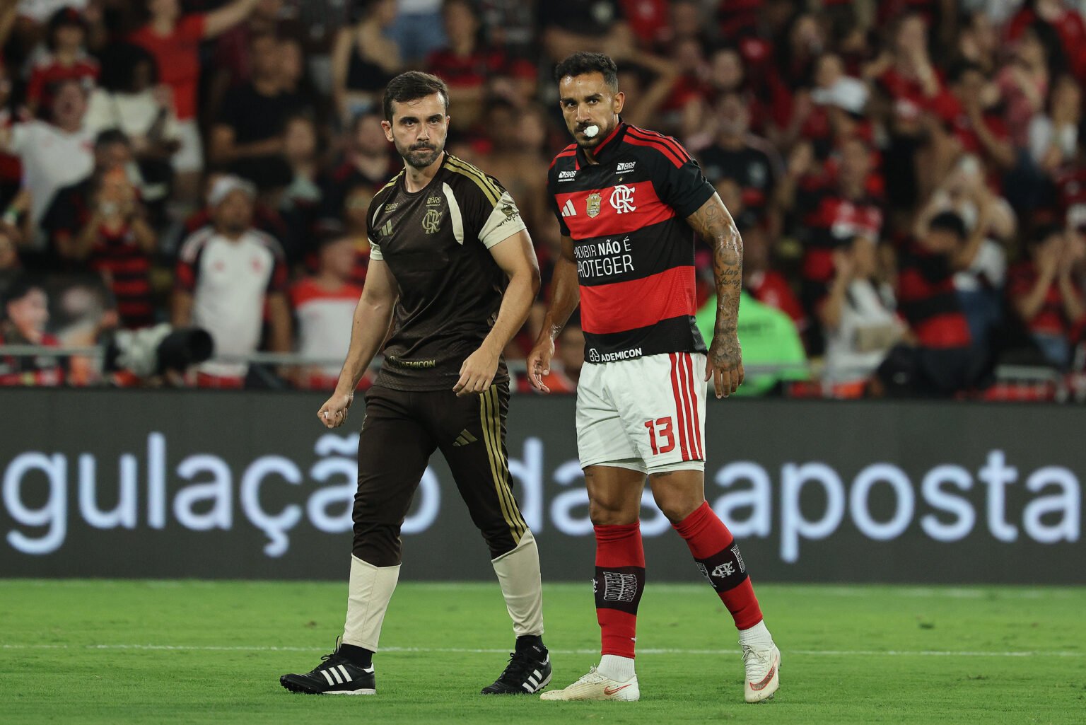Danilo tem duas fraturas confirmadas e será operado nesta segunda Danilo deixa Fla x Flu com problema na mandíbula