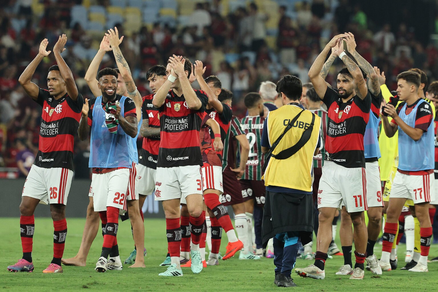 Flamengo cumprimenta Nação no Maracanã