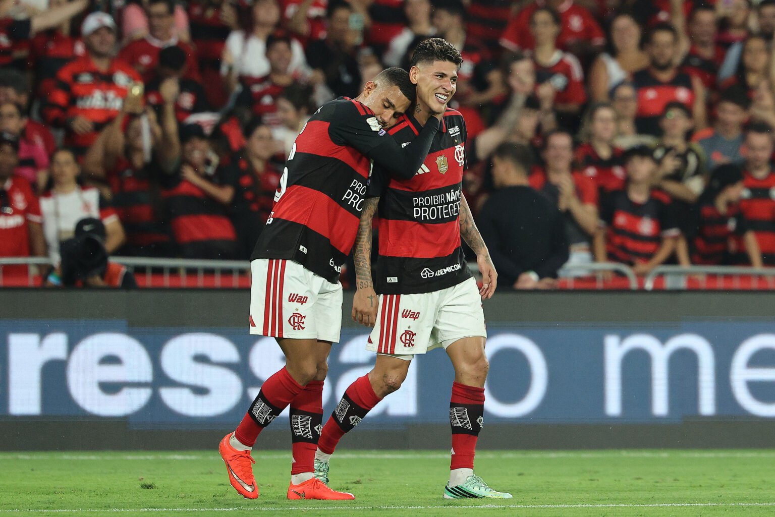 Flamengo chega a quase 70% de chances de título no Brasileirão 2026 Carrascal comemora gol pelo Flamengo no Brasileirão