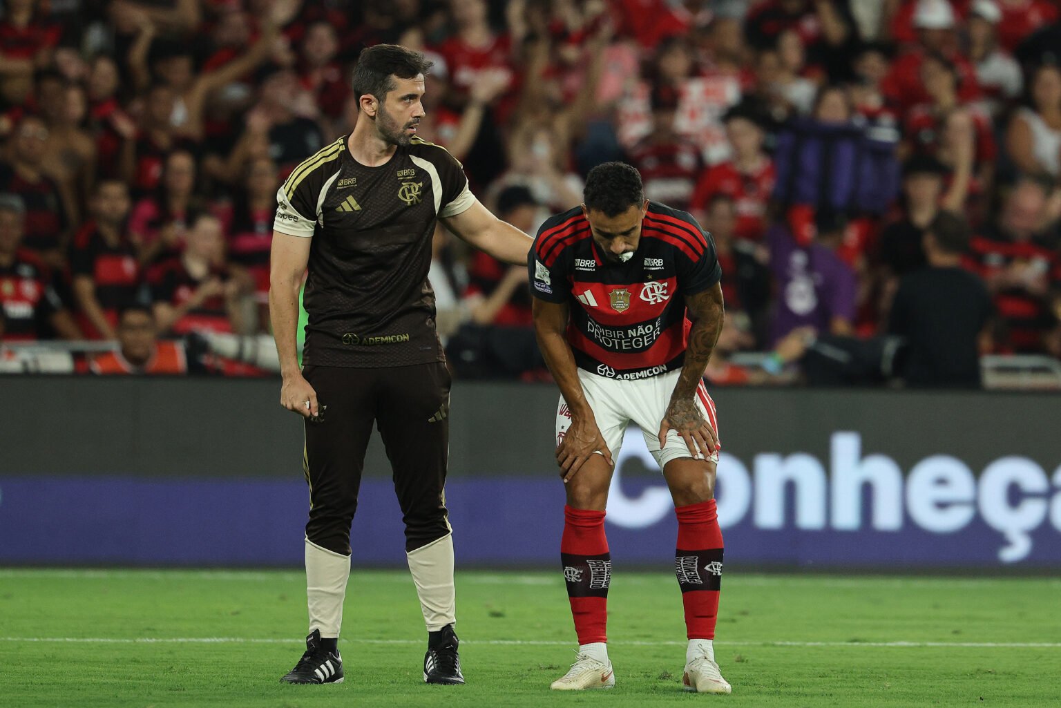 Danilo deve perder mais de um mês de jogos do Flamengo Danilo durante Flamengo x Fluminense