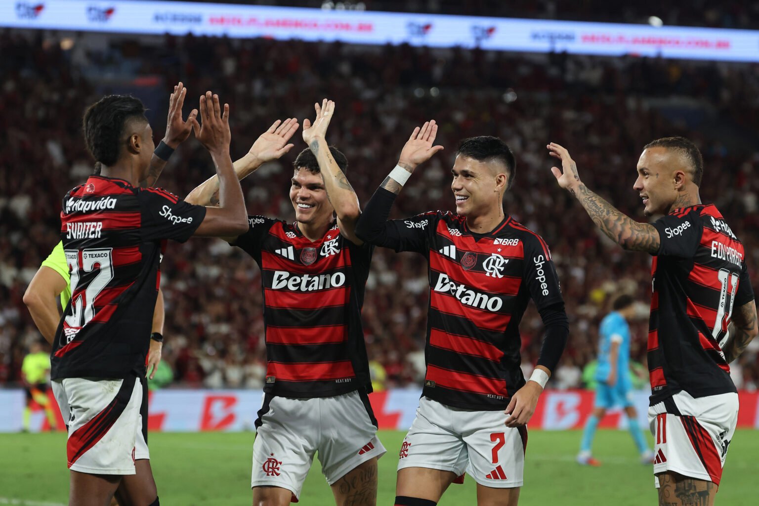 Flamengo comemora gol sobre o Santos