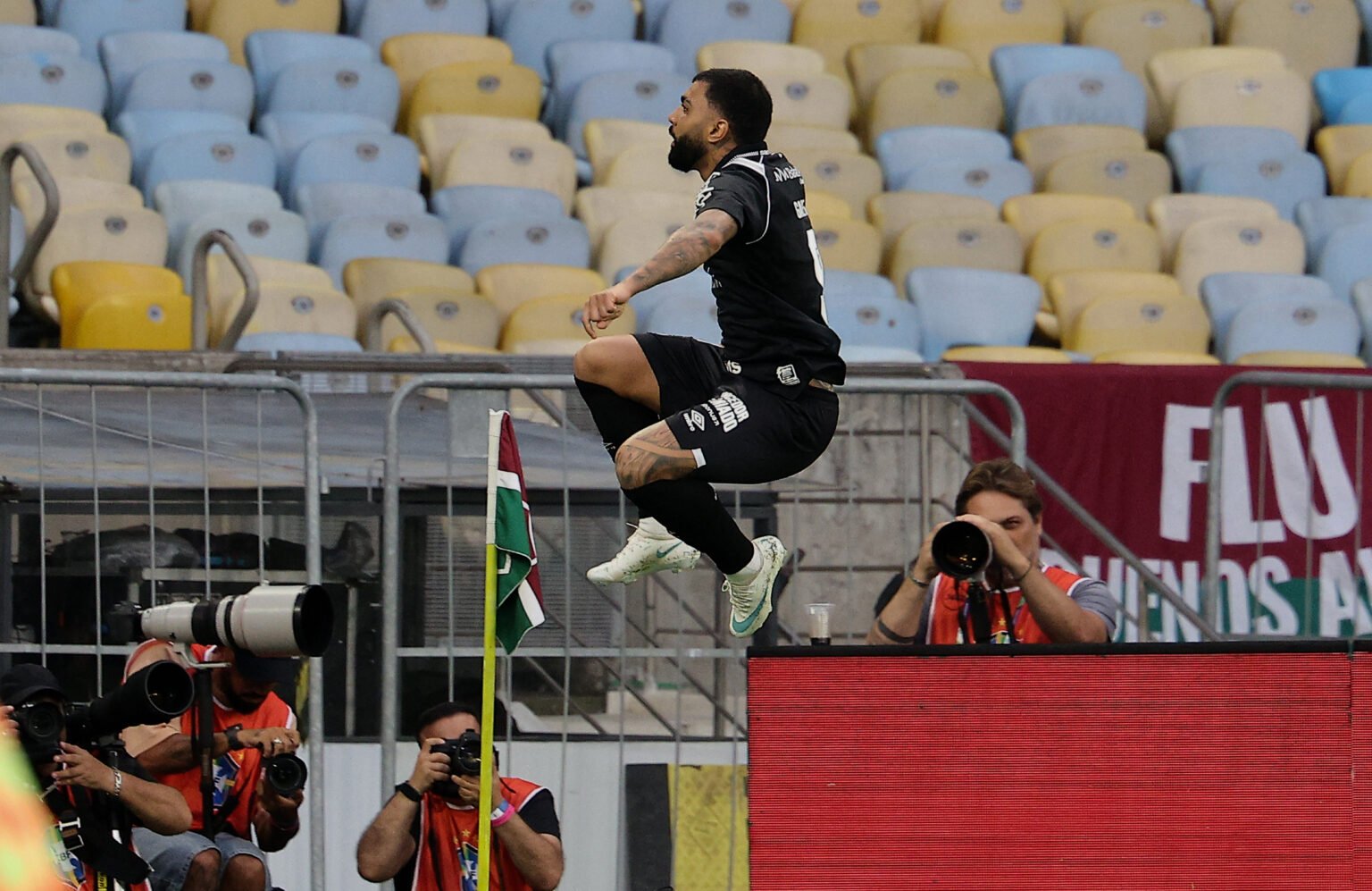 Gabigol comemora gol sobre o Fluminense no Maracanã