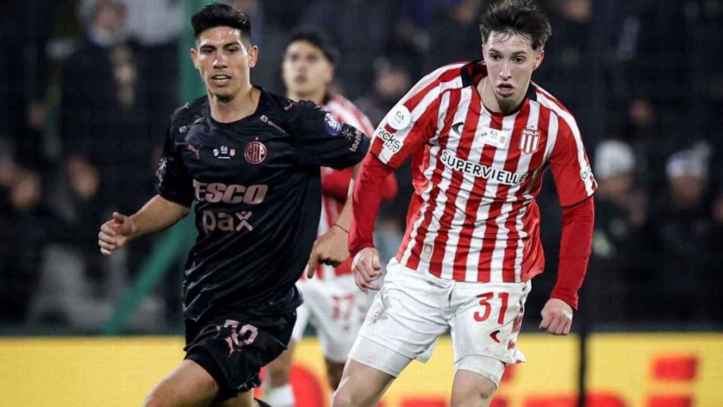 Estudiantes em campo com o Platense