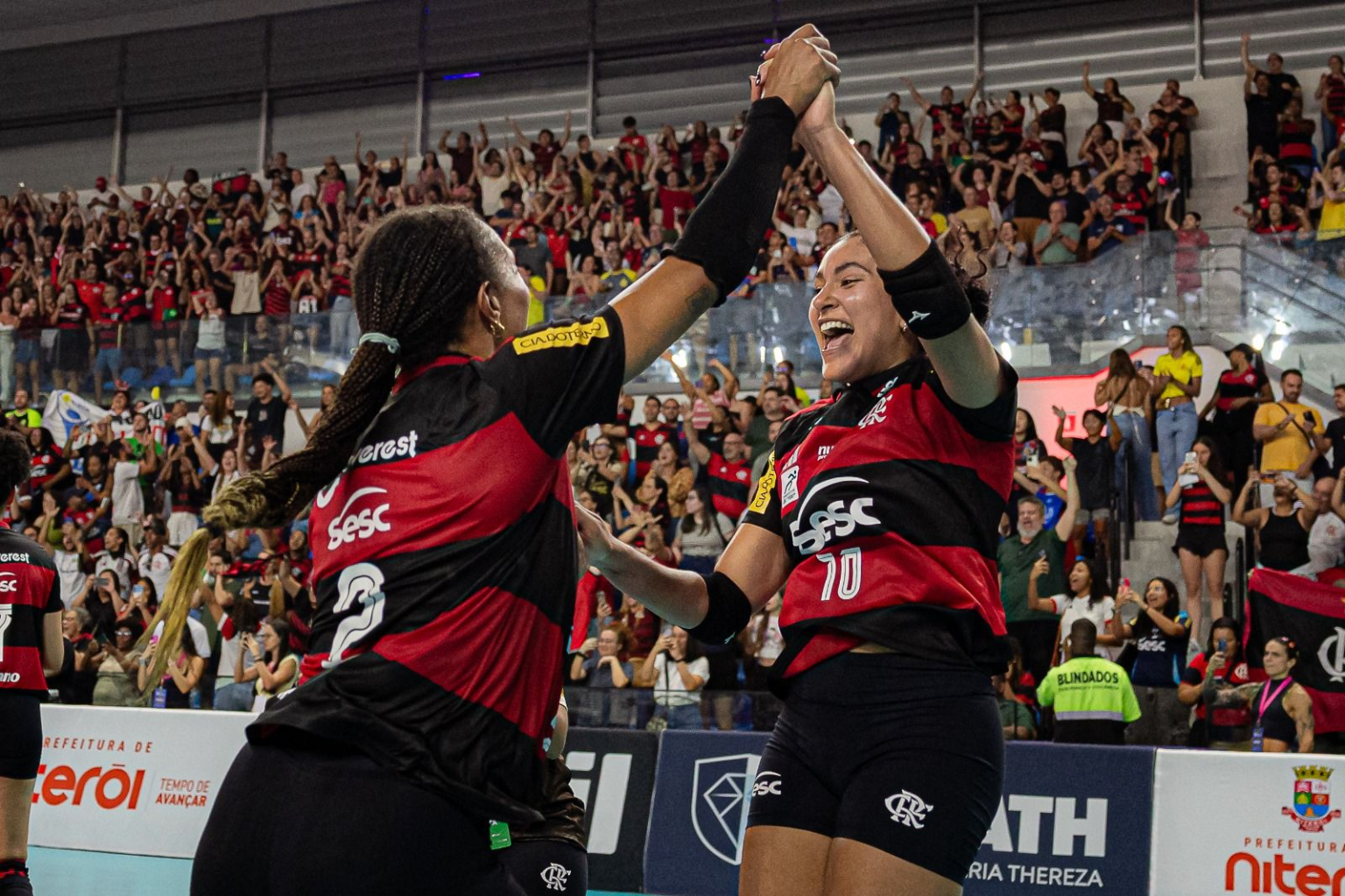 Jogadoras do Sesc Flamengo comemorando ponto em jogo