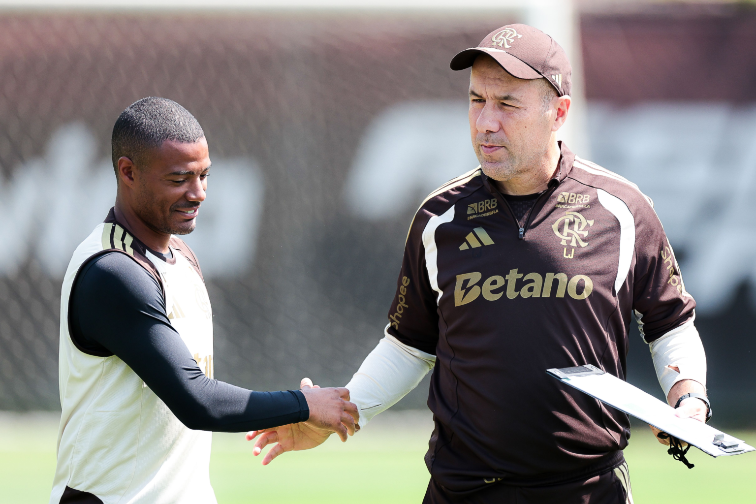 De La Cruz e Leonardo Jardim em treino do Flamengo