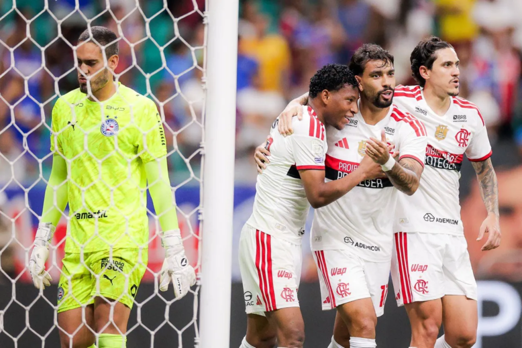 Bahia 0x3 Flamengo: carteirada fora de casa para seguir líder do Brasileirão Lucas Paquetá comemora gol do Flamengo sobre o Bahia com Plata e Pedro