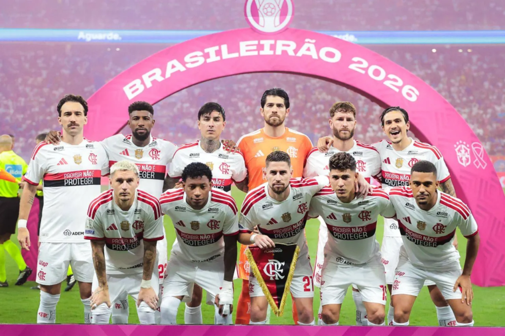 Notícias do Flamengo hoje: Estudiantes perde, FlaBasquete leva virada e Mengão vence no Brasileirão Flamengo perfilado antes de jogo contra o Bahia