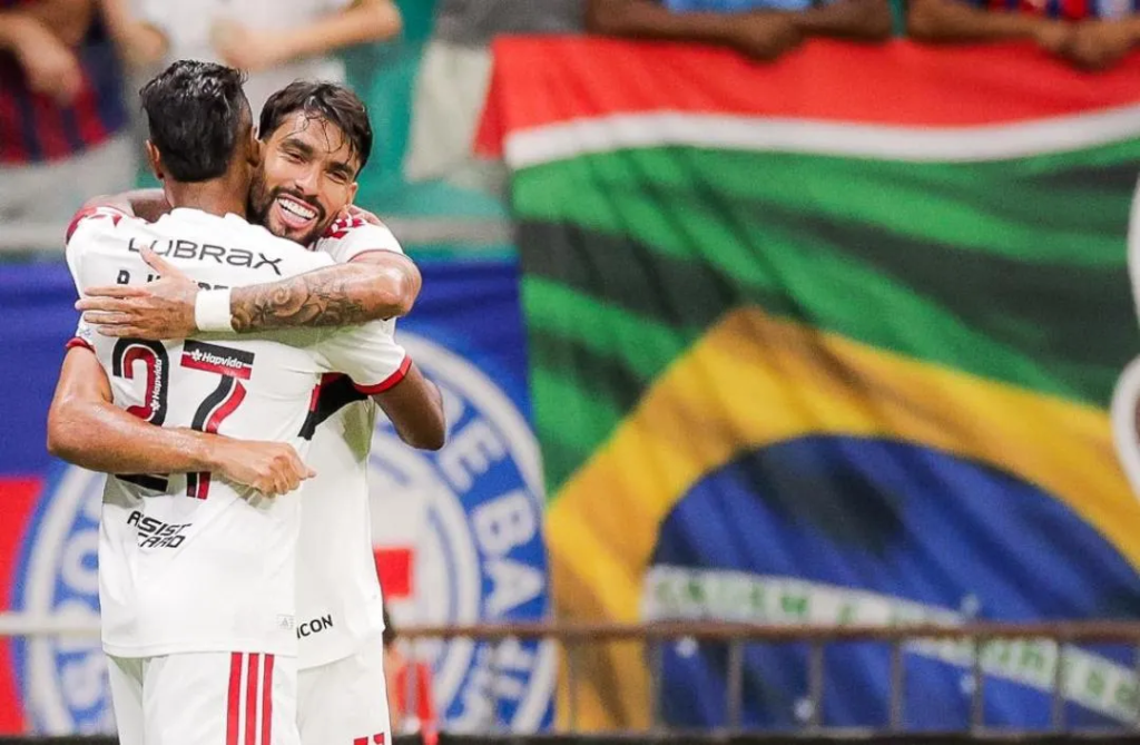 Lucas Paquetá comemora gol do Flamengo com Bruno Henrique