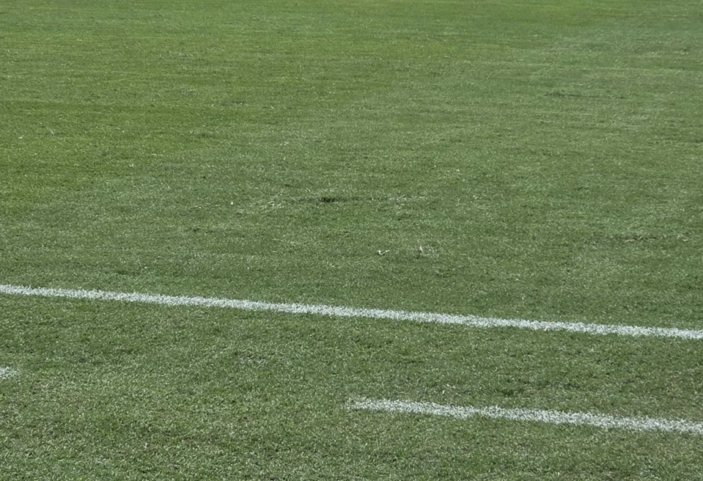 Buraco no campo do Maracanã após o jogo do Vasco contra o Boca Juniors