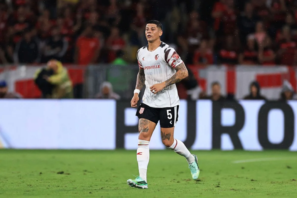 Marcos Rojo em campo pelo Estudiantes