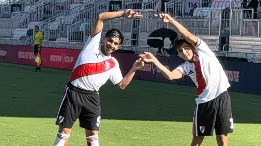 Jogadores do River Plate comemoram gol sobre o Flamengo