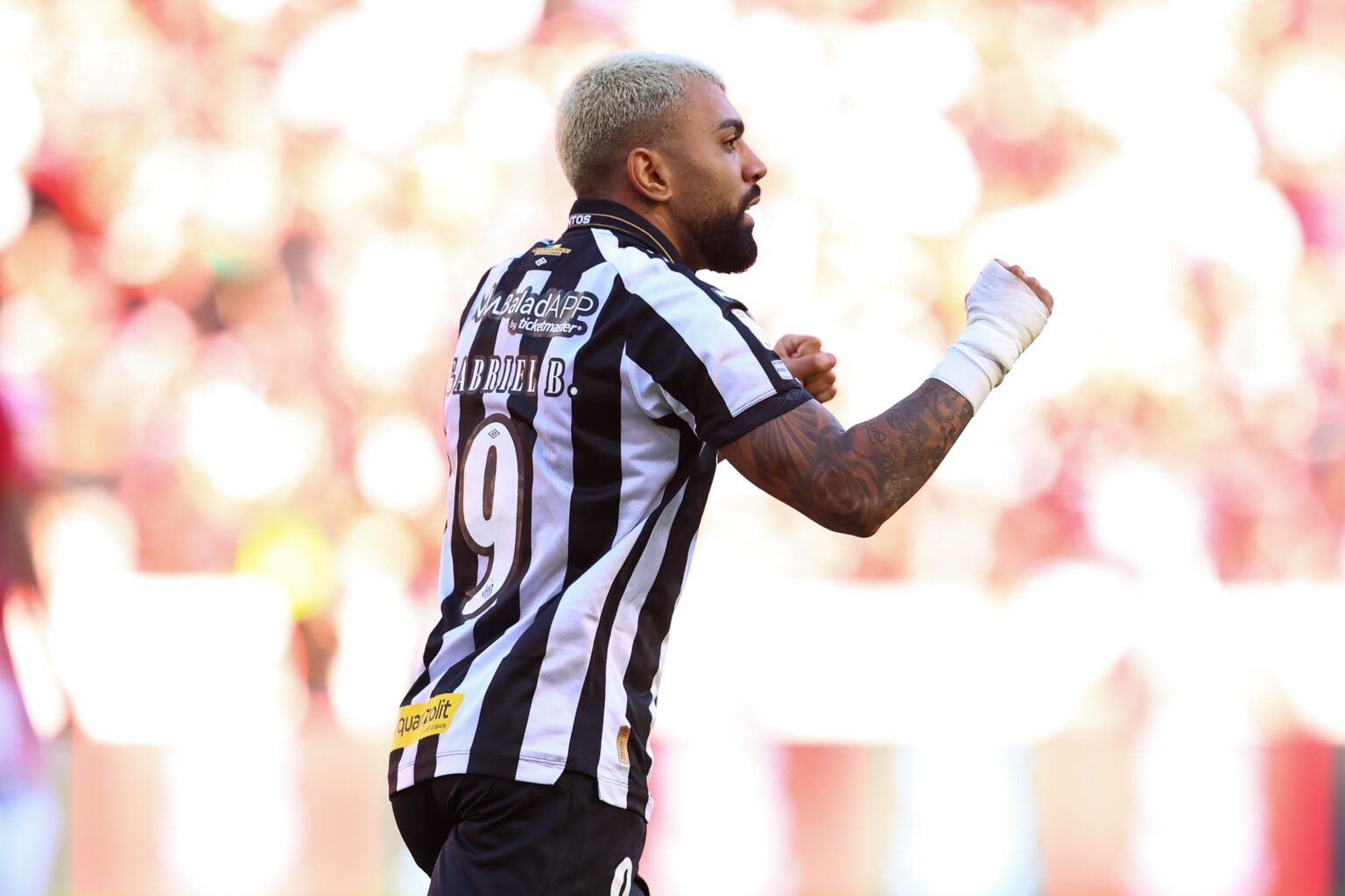 Gabigol comemora gol pelo Santos