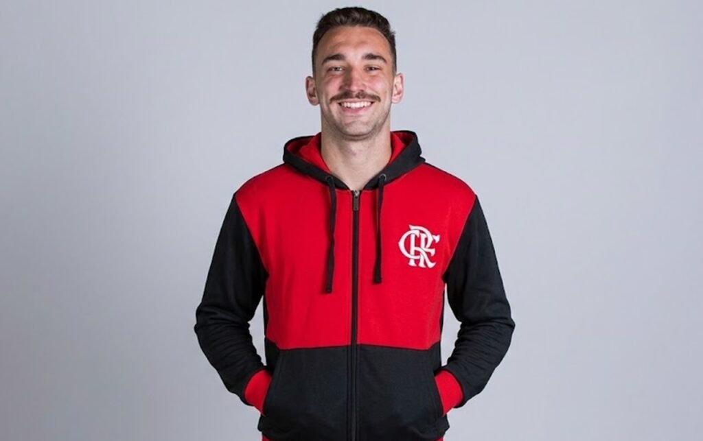 Casaco do Flamengo tem 5% de desconto e entrega grátis; compre léo ortiz casaco flamengo