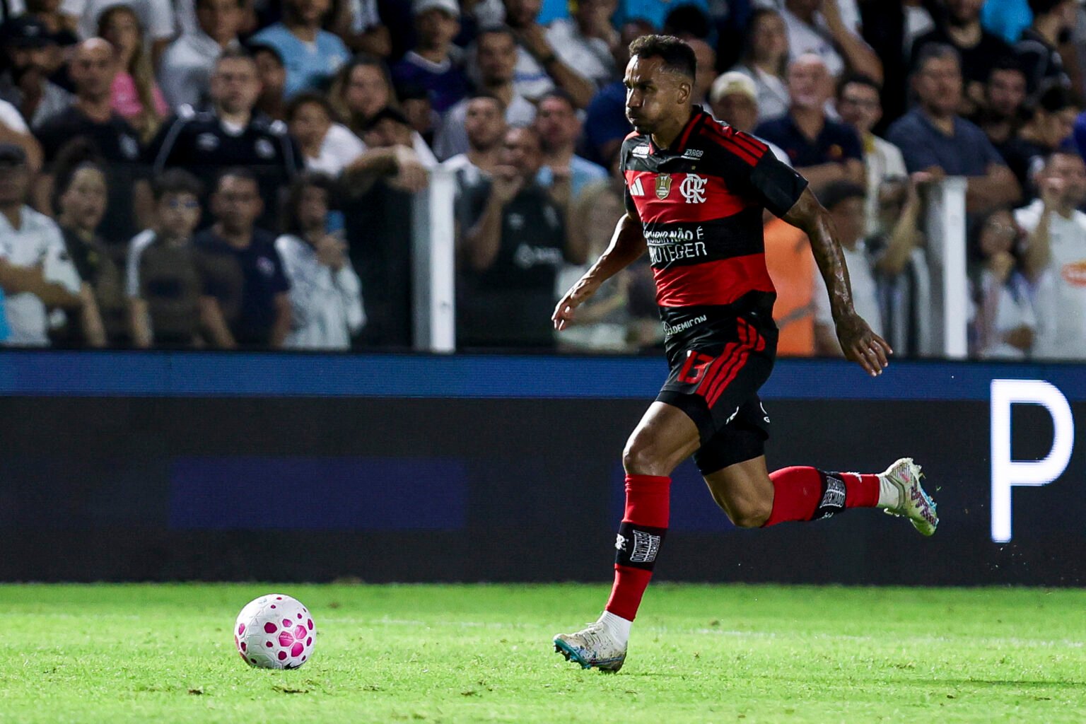 Danilo em campo pelo Flamengo na Vila Belmiro