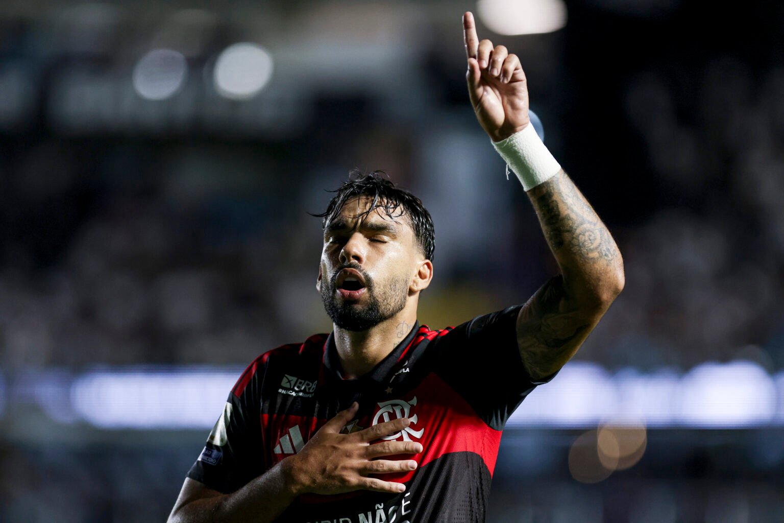 Lucas Paquetá iguala sua temporada mais artilheira Lucas Paquetá comemora gol contra o Santos