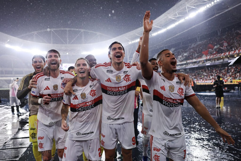 Flamengo comemora vitória sobre o Vasco no Engenhão