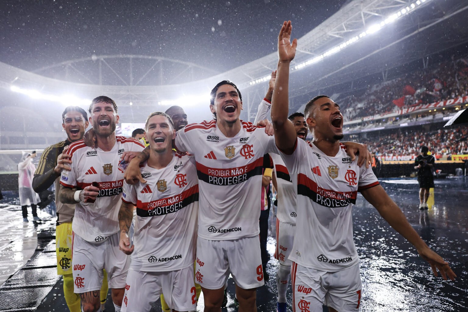 Flamengo comemora vitória sobre o Vasco no Engenhão